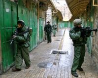 IOF troops raid al-Khalil, arrest 13 Palestinians