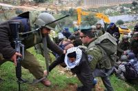IOF soldiers detain 4 citizens, settler runs over mother and her children